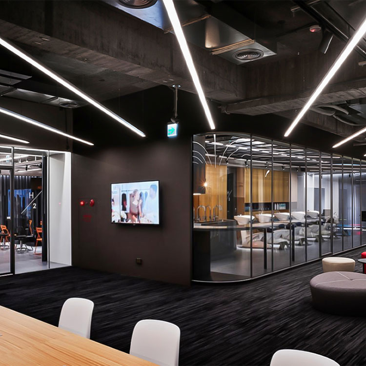 Comment une lampe de bureau peut-elle éclairer sur trois côtés pour créer un espace de travail plus confortable et plus efficace